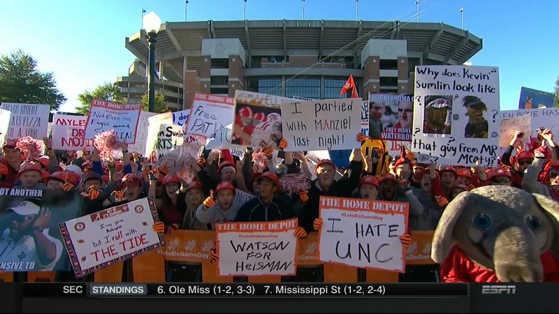 Illustration for article titled A Tuscaloosa College GameDay Sign Roundup